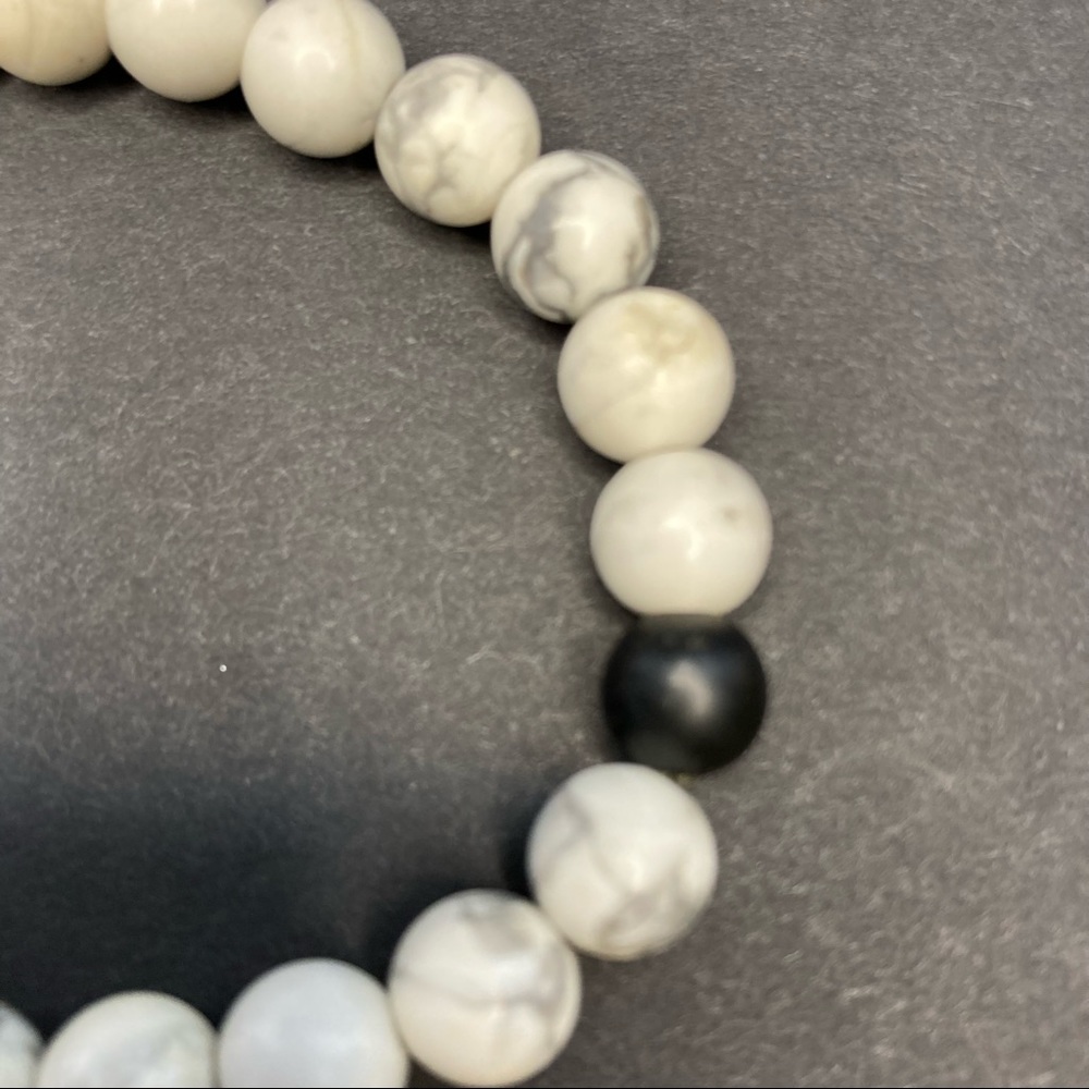 (NEW) White Howlite Beaded Bracelet